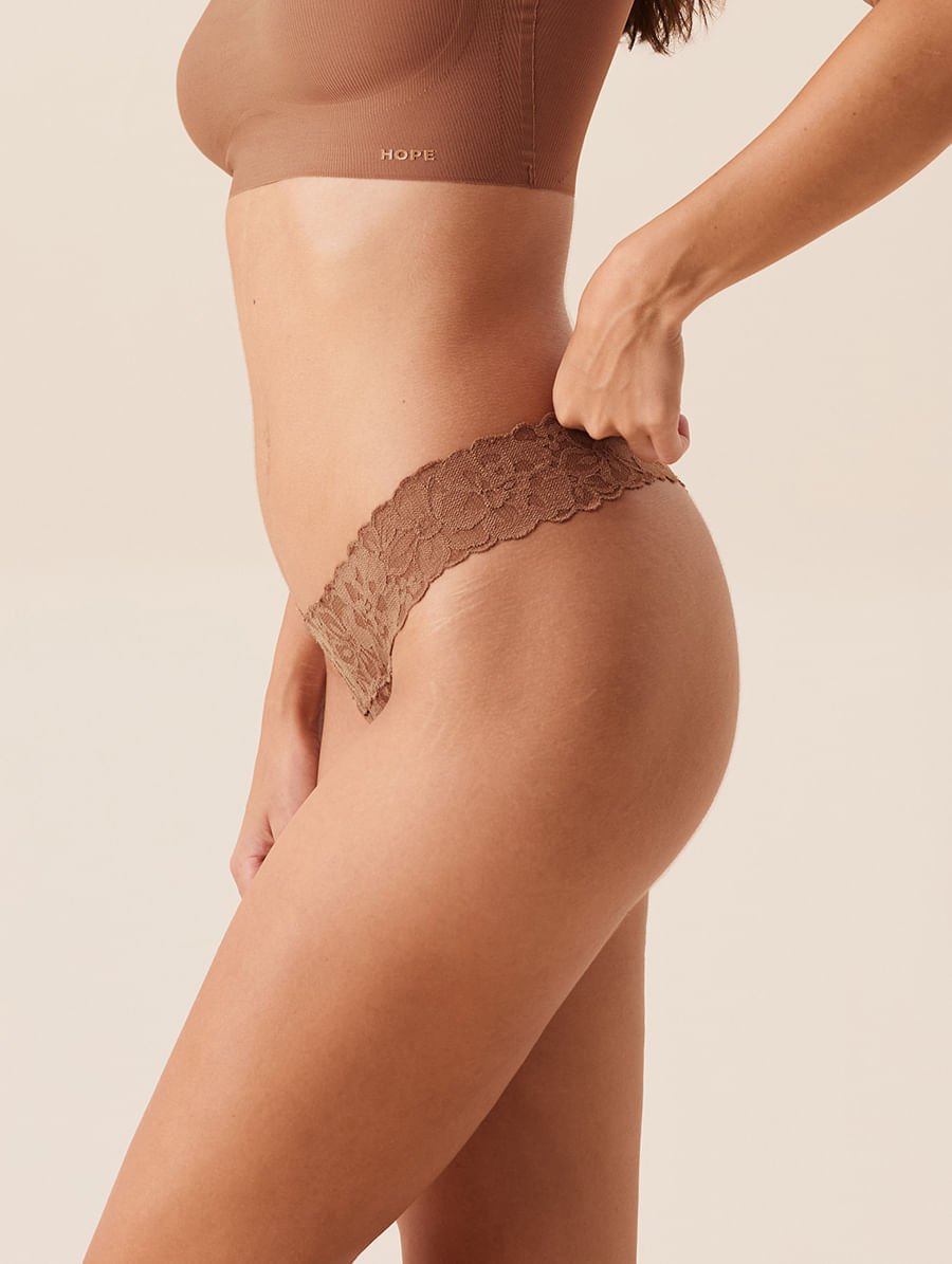 Calcinha Biquíni Em Renda Caramelo Saloon Nude Lace — foto 3